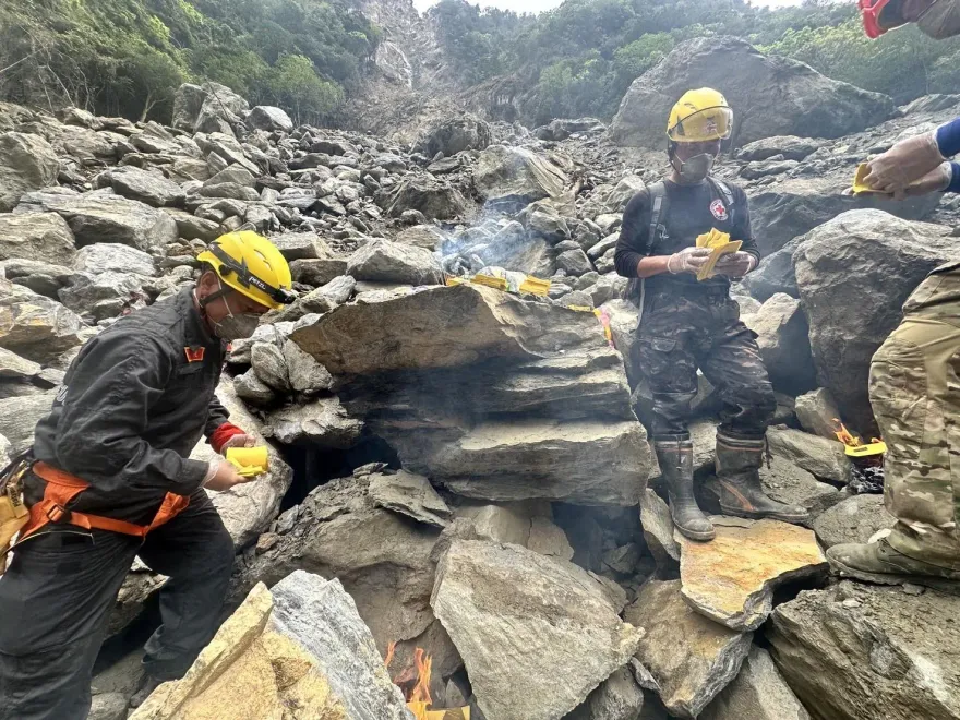 7.2強震撼全台/砂卡礑步道1.8k怪手開挖　6人3犬挺進搜索仍無所獲
