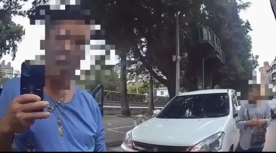 影/男子違停不滿等20分開單PO網討拍　警公布密錄器還原時間打臉