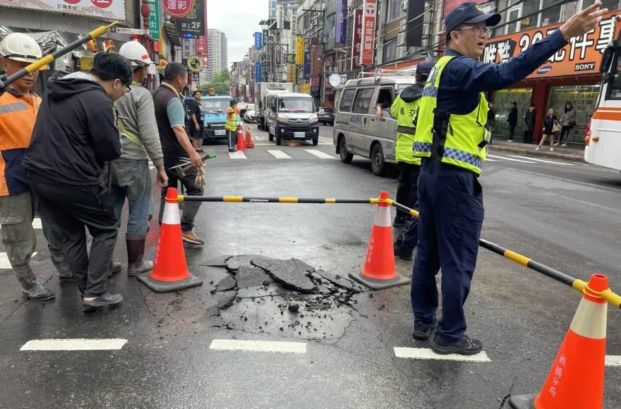 快訊/板橋湳雅夜市路面破裂狂冒水　警封鎖現場進行交管