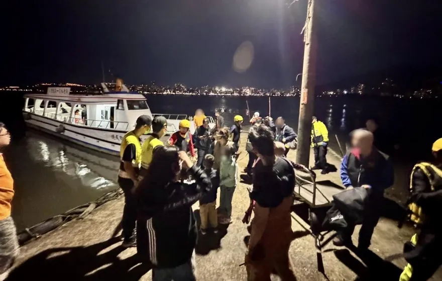 快訊/淡水藍色公路渡輪擱淺卡沙洲　船上51乘客受困全數接駁上岸