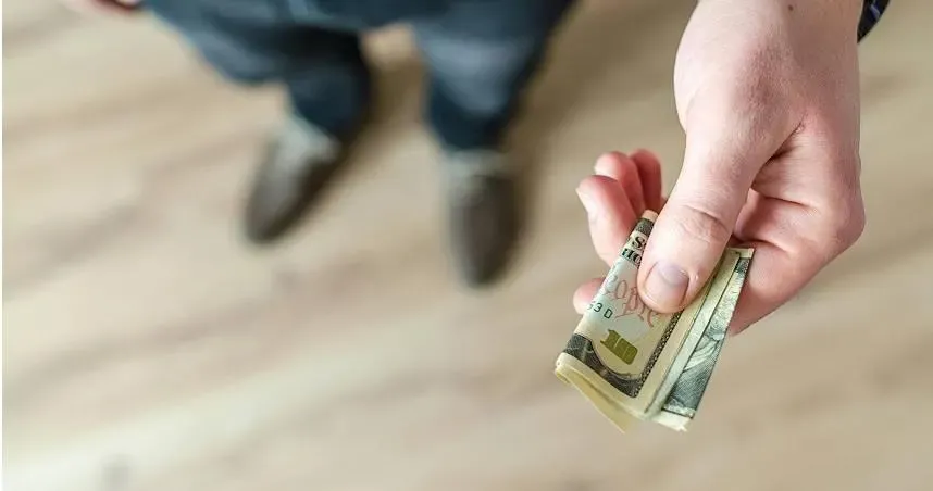 爸媽薪水共11萬…給高中兒「一週210元」零用錢　網嚇：是親生？