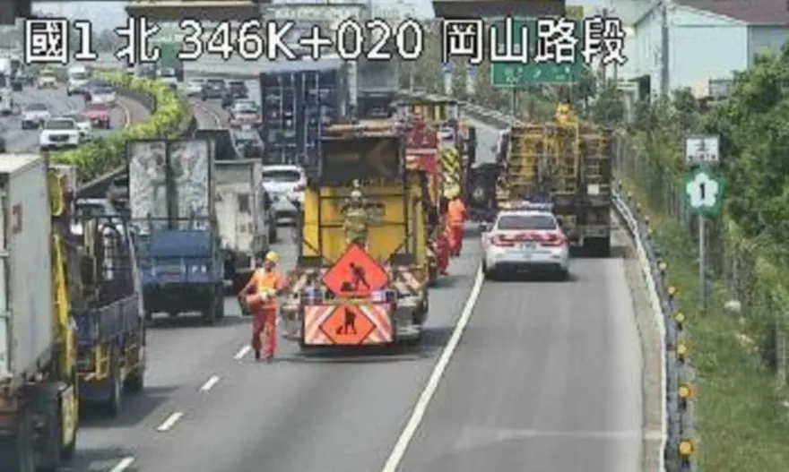 快訊/國1北上岡山段小貨車疑「爆胎自撞」側翻　駕駛受傷送醫