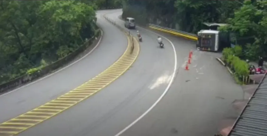快訊/駛近北宜公路財茂彎卻翻車！　噴飛7公尺….駕駛傷勢曝光