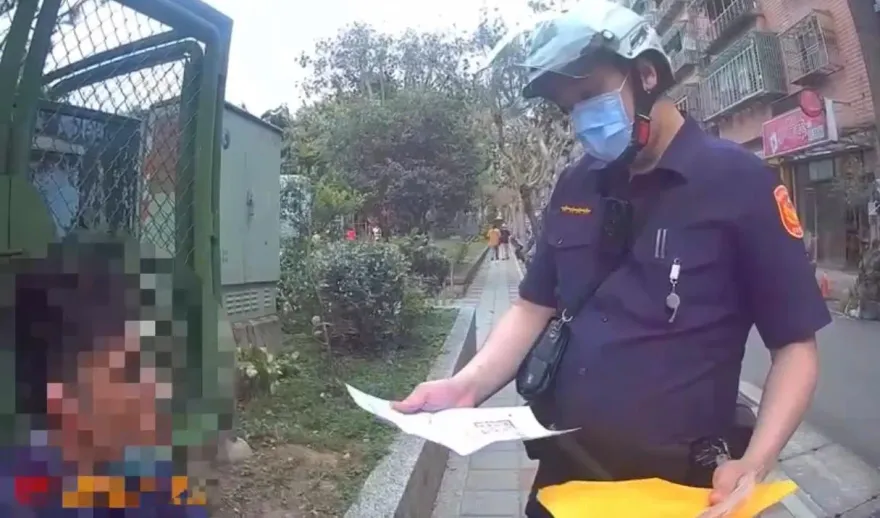 影/男子坐公園見警經過全身抖　包包裡「監管收據」露餡車手身分