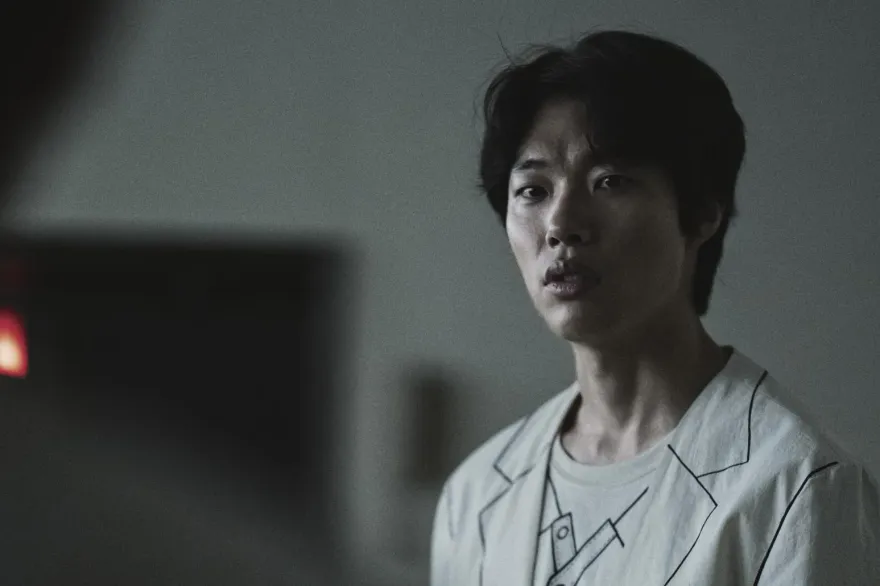 繼《魷魚遊戲》再現生存遊戲！柳俊烈打開紅色的潘朵拉信封　8名參賽者上演殘酷大秀