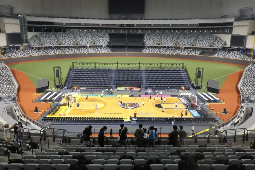 影/T1大巨蛋籃球賽場地搭建過程曝！球迷視角一次看