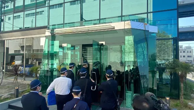 卡車運送900KG鐵籠竟掉落！6旬老翁遭壓重傷昏迷　疑未確實固定釀禍