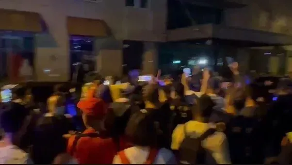 影/大甲媽回鑾彰化行程延誤3小時！　信眾為摸鑾轎爆推擠...警方強力排除