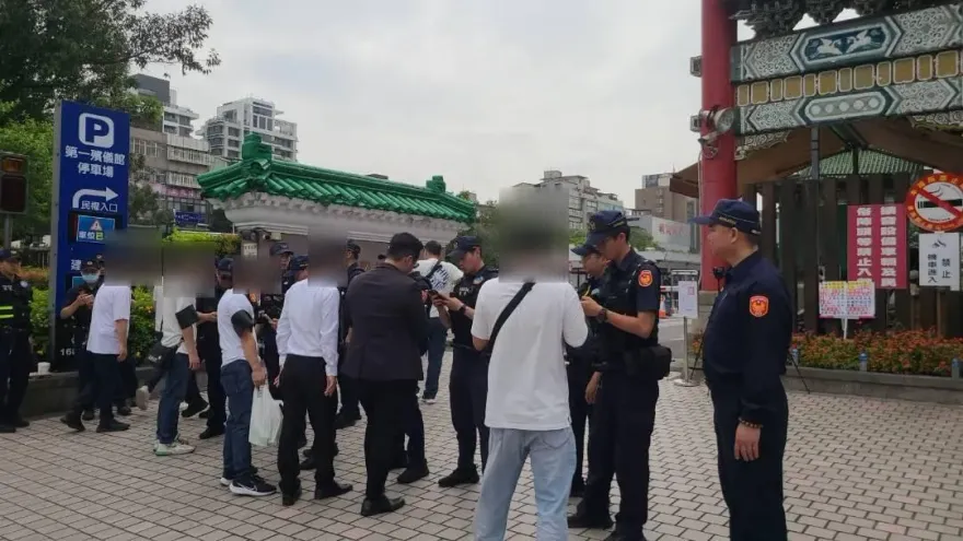 快訊/70警出動防滋事！北市河溝頭大哥母一殯公祭　阿sir重兵盤查