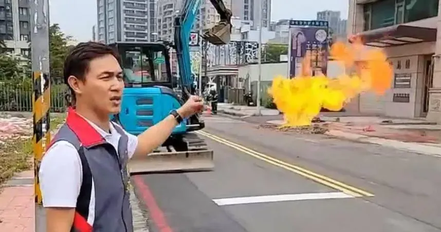 新竹下水道工程突燃大火！疑挖爆瓦斯管線惹禍　街頭彌漫瓦斯味