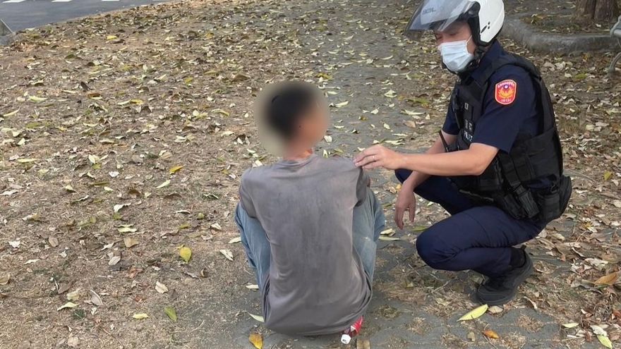 影/高雄男「握菜刀晃大街」！勇司機急報案　他還原現場：不要再當低頭族
