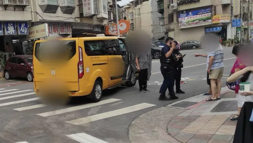 影/險釀行人地獄命案！北投計程車疑未注意　撞倒走斑馬線婦人差點輾過去