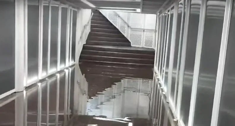 影/基隆忠一路地下道淹水「高過腳踝」！廠商急搶修　民眾只能繞遠路