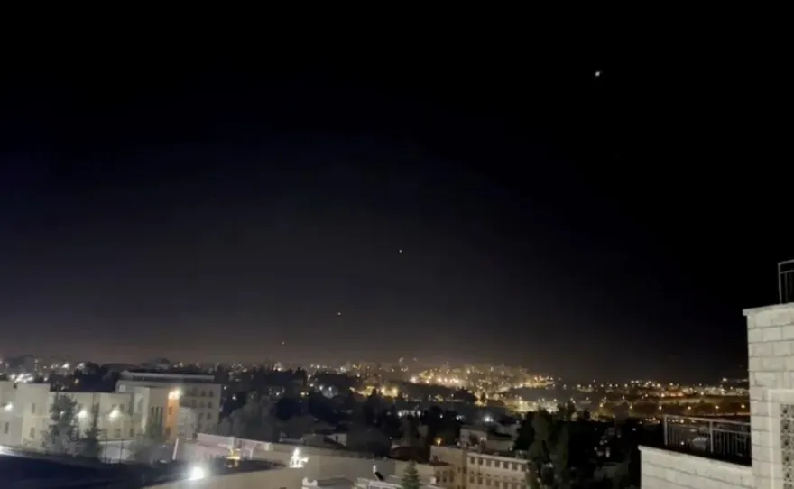 快訊/以色列爆炸聲不斷！伊朗發射飛彈和上百架無人機　已遭美軍攔截