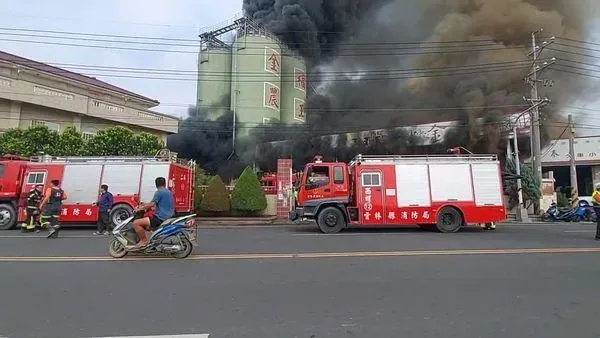 快訊/濃煙竄天！雲林西螺碾米廠大火　1樓起火狂燒300平方公尺