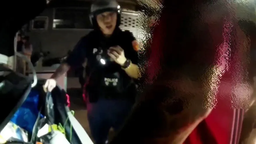 影/男子跟妹「車會」遇臨檢糗曝光！還被搜出槍毒　正宮趕到警局氣炸