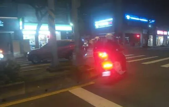 影/療癒片！北市信義區街頭「違規勇者」爽紅燈迴轉　阿sir就在正後方秒攔下