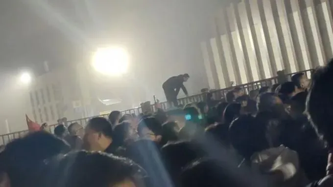 影/浙江霧鎖普陀山輪船停航　逾萬旅客擠困碼頭險釀人踩人