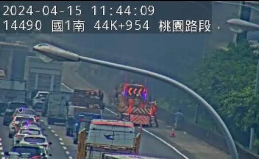 快訊/國1林口段南下驚見火燒車！下坡黑煙漫車道
