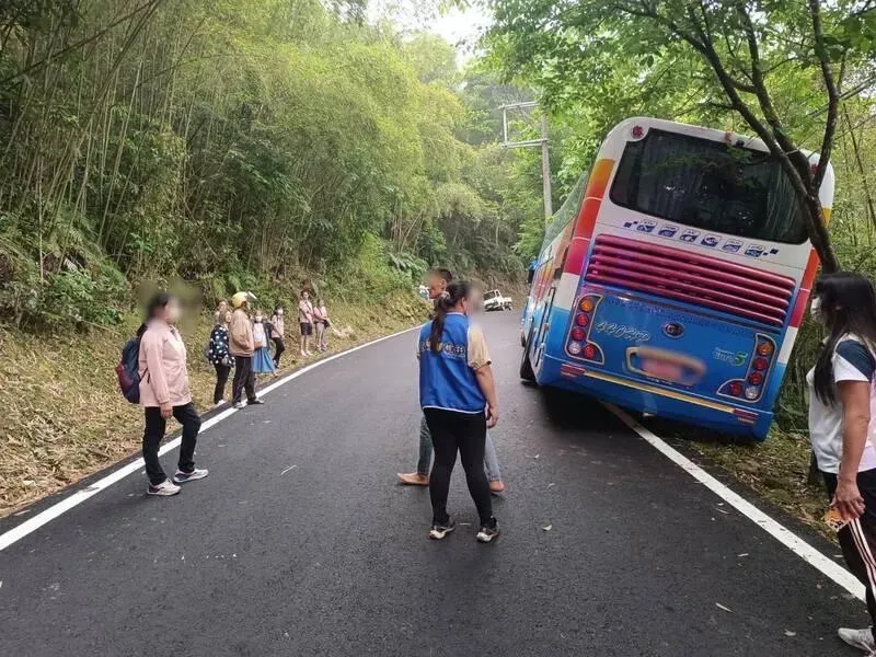 影/險象環生！台南40人赴南庄向天湖　遊覽車輪深陷邊坡、車體傾斜