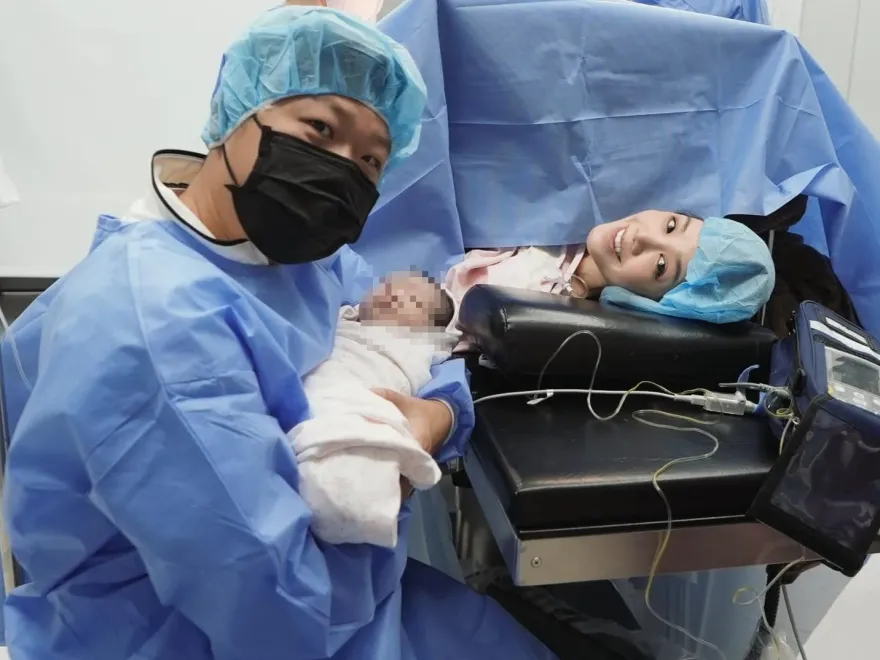 平安生下女兒！楊晨熙親手剪愛女臍帶　建商尪全程陪產泛淚