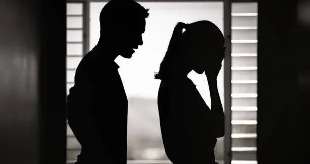 高雄男交往美魔女狂花150萬！求婚失敗造謠「董座小四」　遭拘役、賠20萬