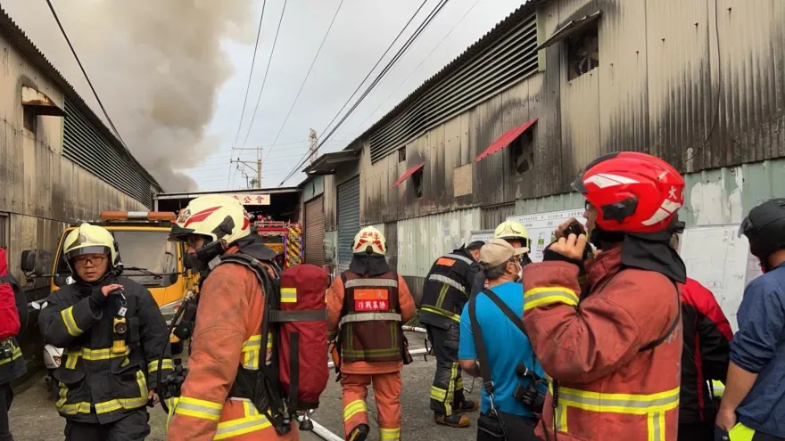 快訊/板橋五金工廠火警！延燒3間鐵皮屋　警消急提醒板橋樹林新莊民眾關門窗