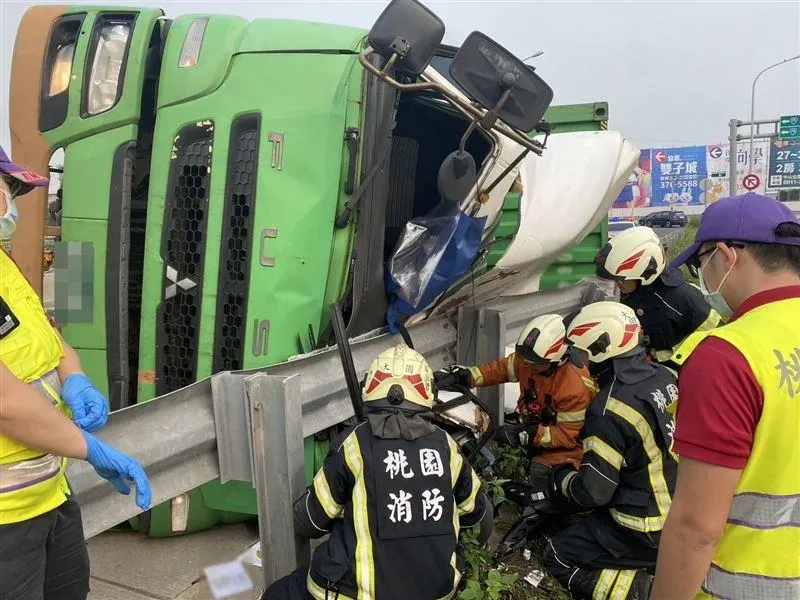 貨櫃車圳頭交流道上翻覆　正值上班尖峰時間回堵嚴重