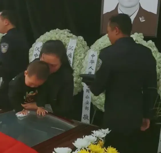 影/勇警挺身救眾卻重傷殉職　1歲幼子狂拍棺喊 「爸爸」惹人淚目
