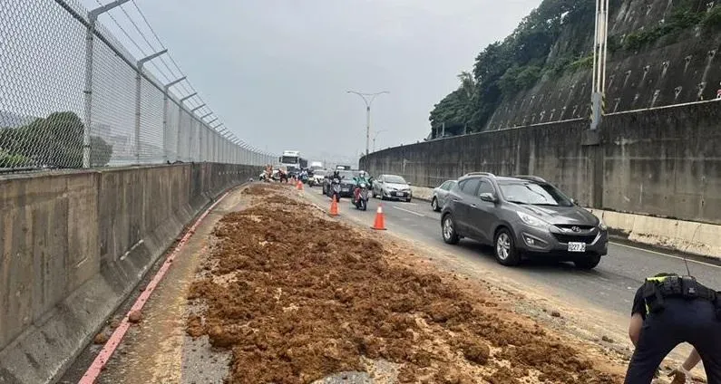 快訊/砂石車屁股有洞！黃土覆蓋關渡橋前　多名騎士雷殘