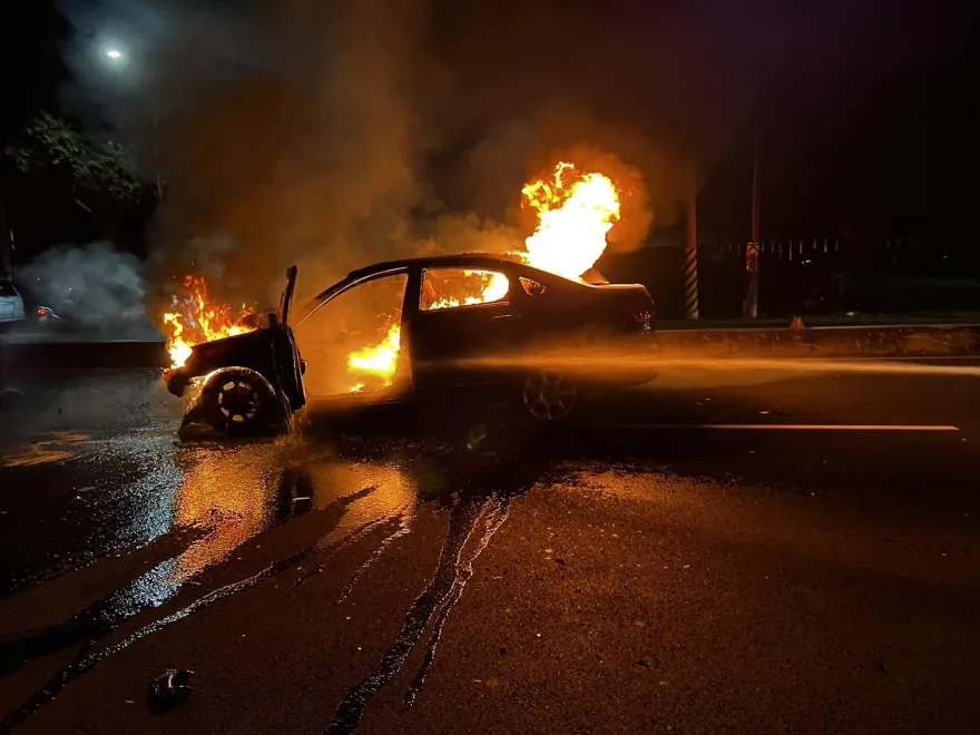 台南官田火燒車！小客車自撞遭火舌吞噬　女駕駛疑卸責「連夜逃」