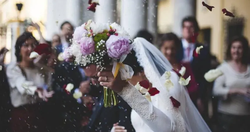 不想婚禮破壞美觀！　準新娘「禁止賓客拿手機」：目光要在她們身上
