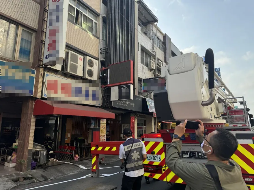 快訊/驚險畫面！高雄必比登名店「昭明腿庫飯」起火　40歲男受困3樓求救