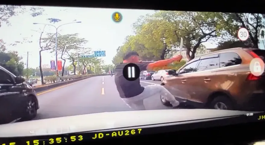 影/目無王法！南投行車糾紛險濺血　駕駛怒亮大刀揮砍踹車門