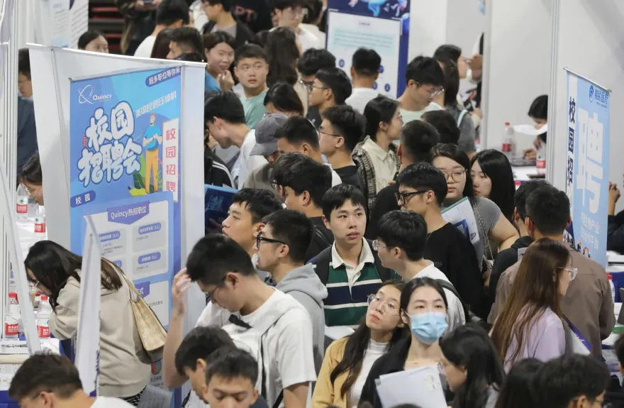 陸大學生流行回鄉就業統計稱月入達2.4萬元　網友嘆：又被平均了