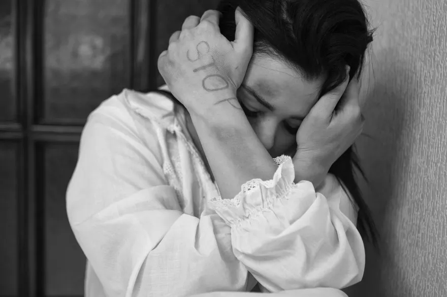 19歲聾啞女遭2少年輪流侵犯　母報警後竟被嫌犯父親「活活砍死」