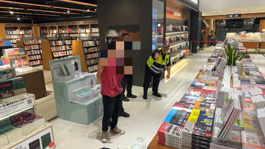 快訊/有驚無險！台中勤美誠品3樓遭潑汽油　24歲男被警制伏帶回