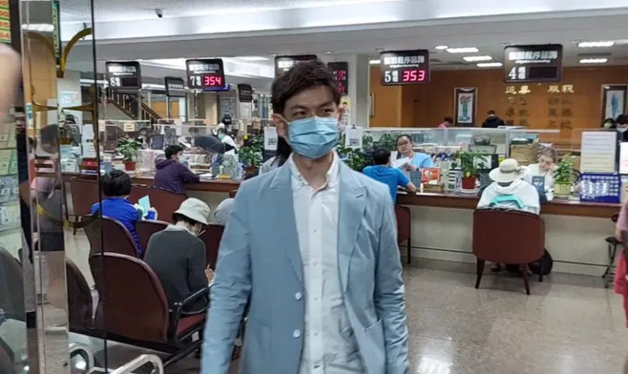 影/高虹安男友李忠庭出庭！前助理被要求「銷毀手機」滅證？貪污案大審對質
