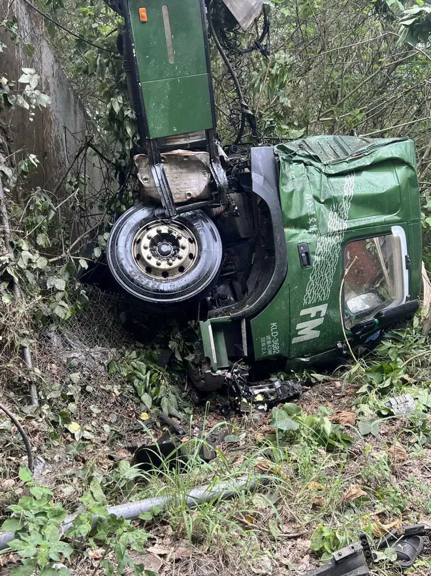 快訊/國道4號砂石車驚悚自撞！撞爛護欄衝下邊坡　駕駛昏迷送醫搶救