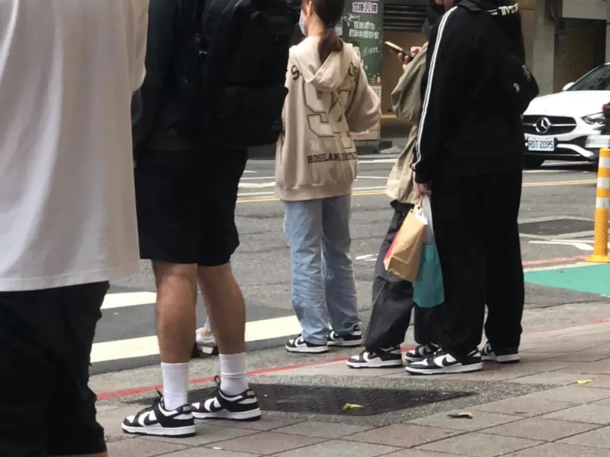 國民潮鞋？一排路人「腳下同一雙」　全場喊+1：太百搭