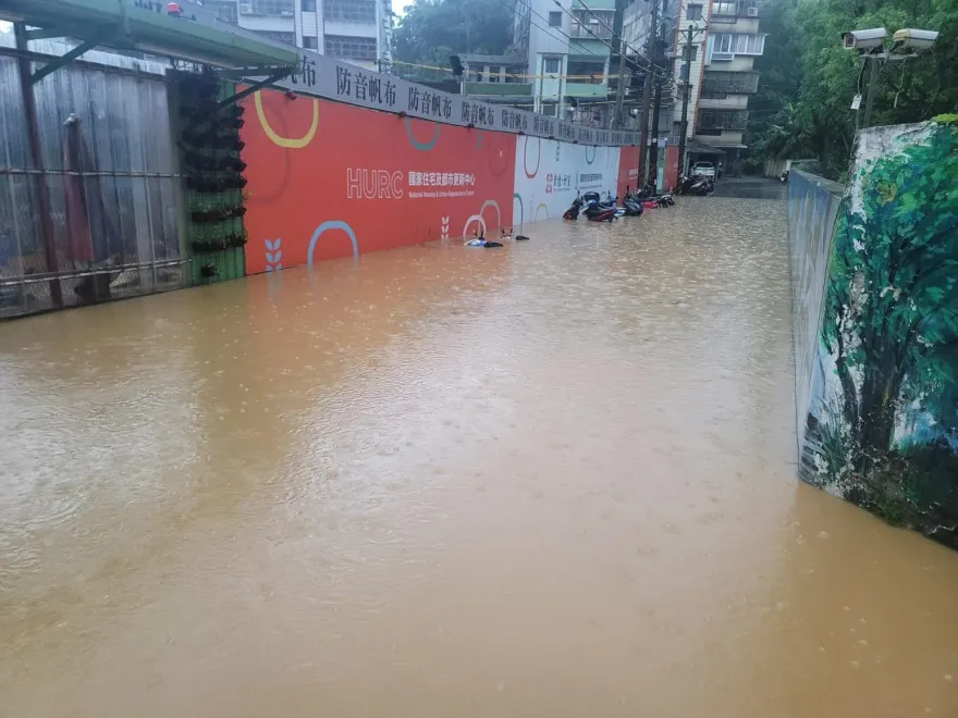 快訊/雷雨炸北台！新北汐止嚴重積水　道路變黃河畫面曝