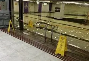 影/台北車站機捷淹水！一度影響營運…網驚：像游泳池