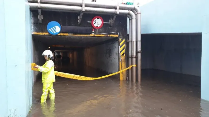 快訊/北部豪雨炸！北投「涵洞淹水」2車受困　急拉封鎖線