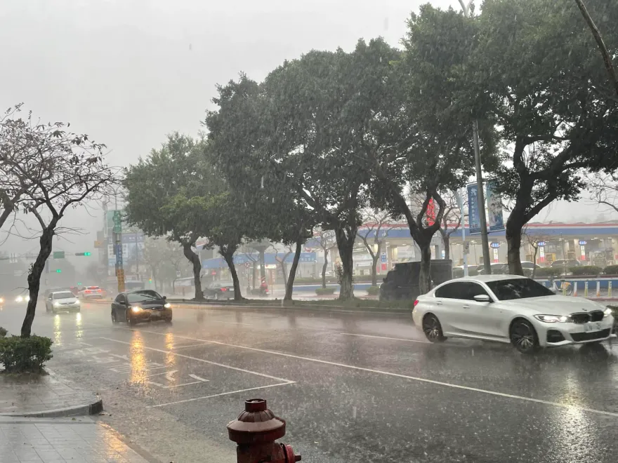 下班注意！「台東、高屏」大雨特報炸到晚上　還有雷擊和強風