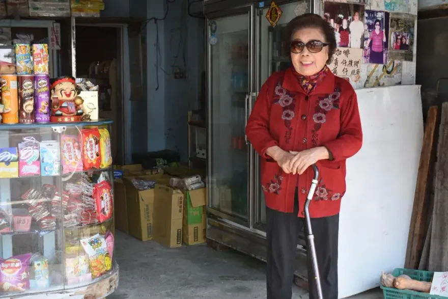 騎慢一點啦！阿婆灣「幹譙阿嬤」住安養院了　媳婦接手雜貨店考慮撒水趕猴