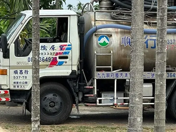 台灣人不放棄諧音梗！一輛車上寫著「擒屎皇」　網友一看全明白了