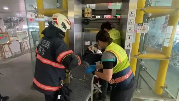 影/還來啊！員林火車站「恐怖電梯又作動」1年2起故障　這次旅客被困半小時