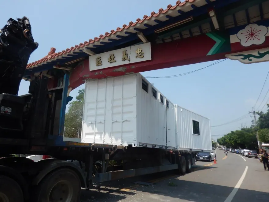 影/噗嚨共貨車駕駛！一把撞歪社區牌樓居民痛心　世代回憶被連夜拆除