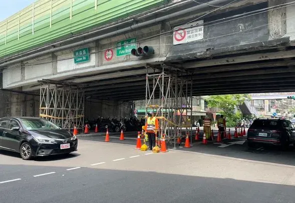 快訊/撞擊瞬間曝！新北福和橋慘遭大型車猛撞　驚現「巨大裂縫」