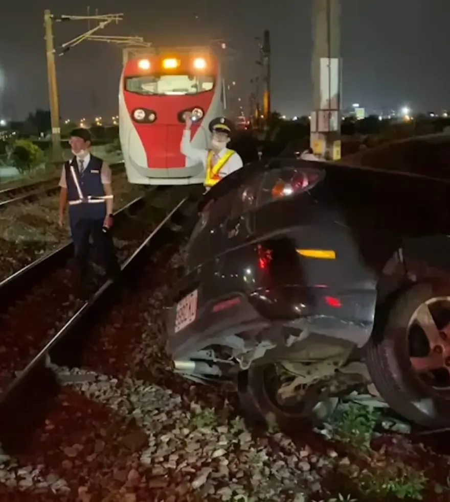 快訊/普悠瑪遭「汽車闖入平交道撞水泥墩」　宜蘭至礁溪西正線斷電封鎖